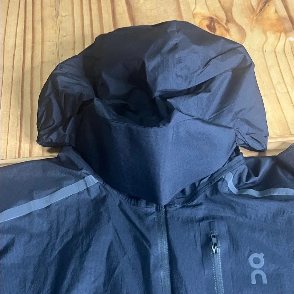 On Running Two-Tone Navy and Black Lightweight Running Jacket - Picture 4 of 16